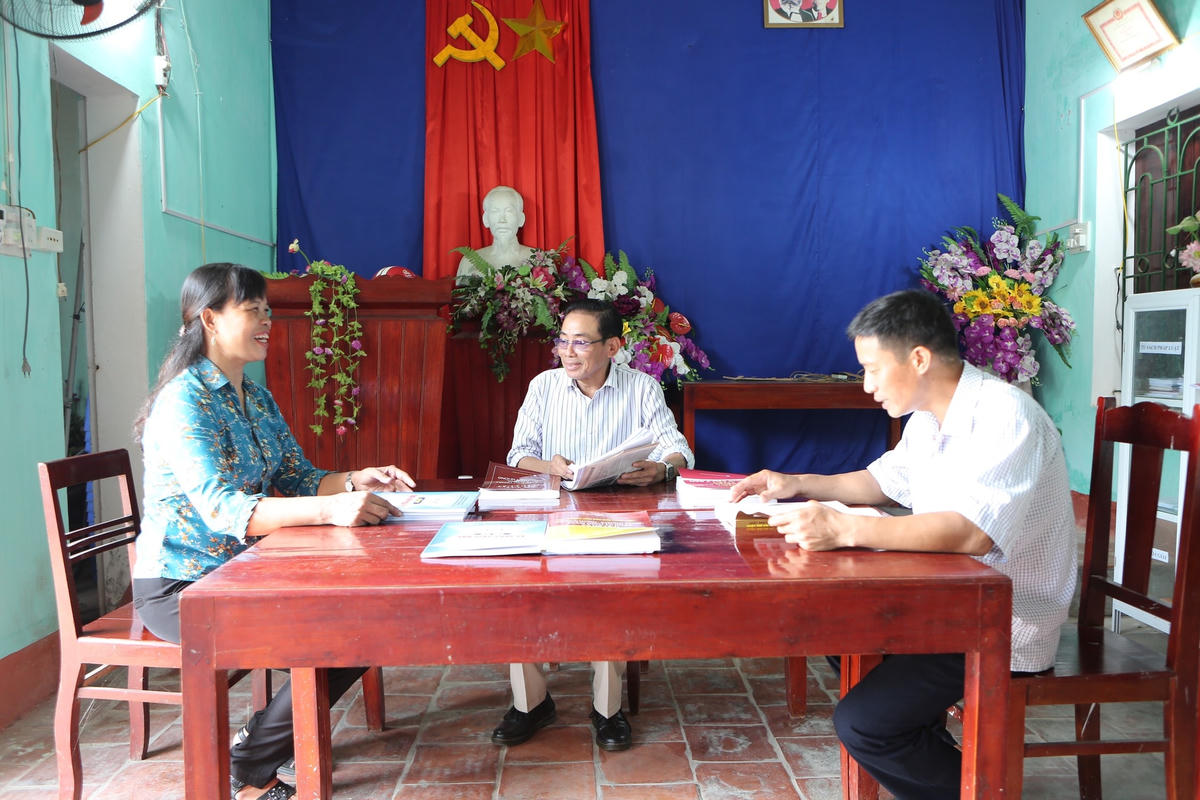 Các thành viên trong Tổ hòa giải kiểu mẫu khu 4 trao đổi công việc.