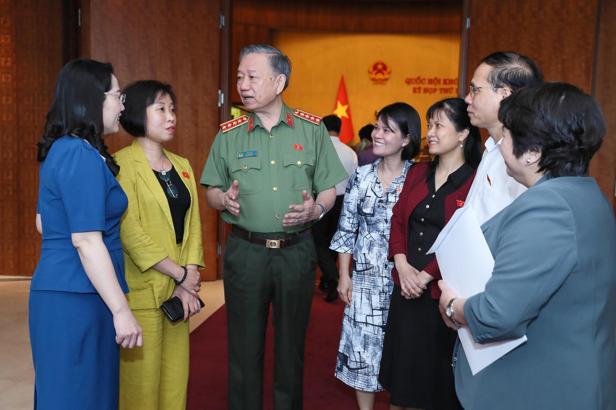 Đại tướng Tô Lâm, Bộ trưởng Bộ Công an đến tham dự kỳ họp, trao đổi với các ĐBQH. Ảnh: Quang Vinh.