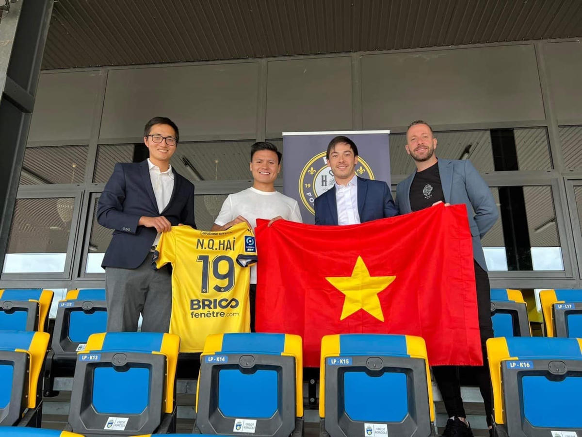 Cầu thủ Quang Hải đã vượt qua buổi kiểm tra y tế tại Pháp để chính thức gia nhập CLB Pau FC với thời gian là 2 mùa giải.