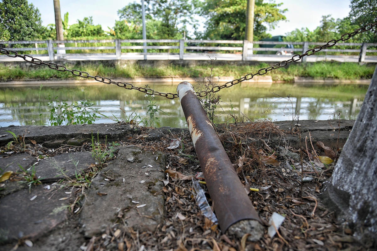 Nhiều cọc tiêu bằng sắt được nhồi thêm bê tông cũng đang bị hư hỏng.