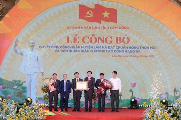 UBND tỉnh Lâm Đồng, trao quyết định công nhận huyện đạt chuẩn nông thôn mới của Thủ tướng Chính phủ cho lãnh đạo UBND huyện Lâm Hà vào ngày 28/10.