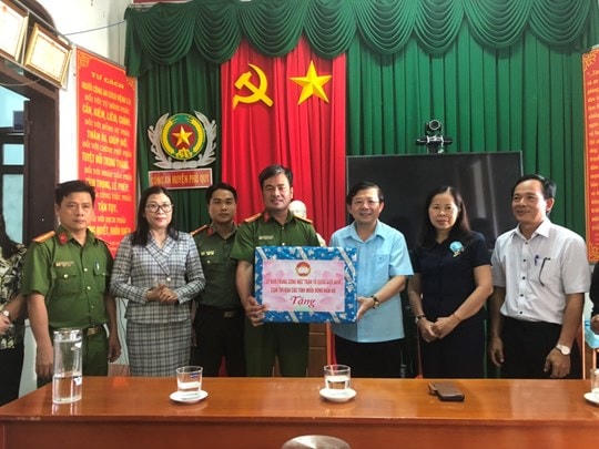 Phó Chủ tịch Uỷ ban Trung ương MTTQ Việt Nam Nguyễn Hữu Dũng thăm, tặng quà Công an huyện đảo Phú Quý
