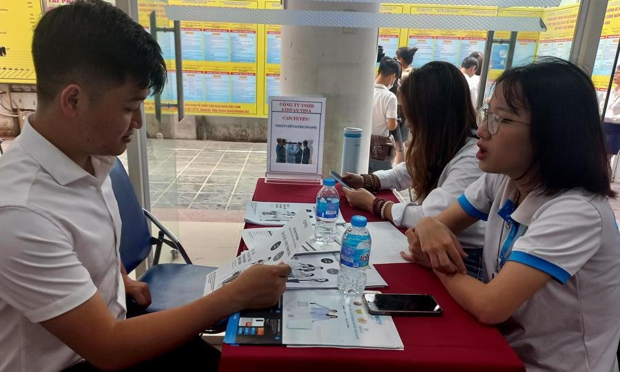 Người lao động đi làm việc ở nước ngoài trở về nước ứng tuyển tại sàn giao dịch việc làm Hà Nội.