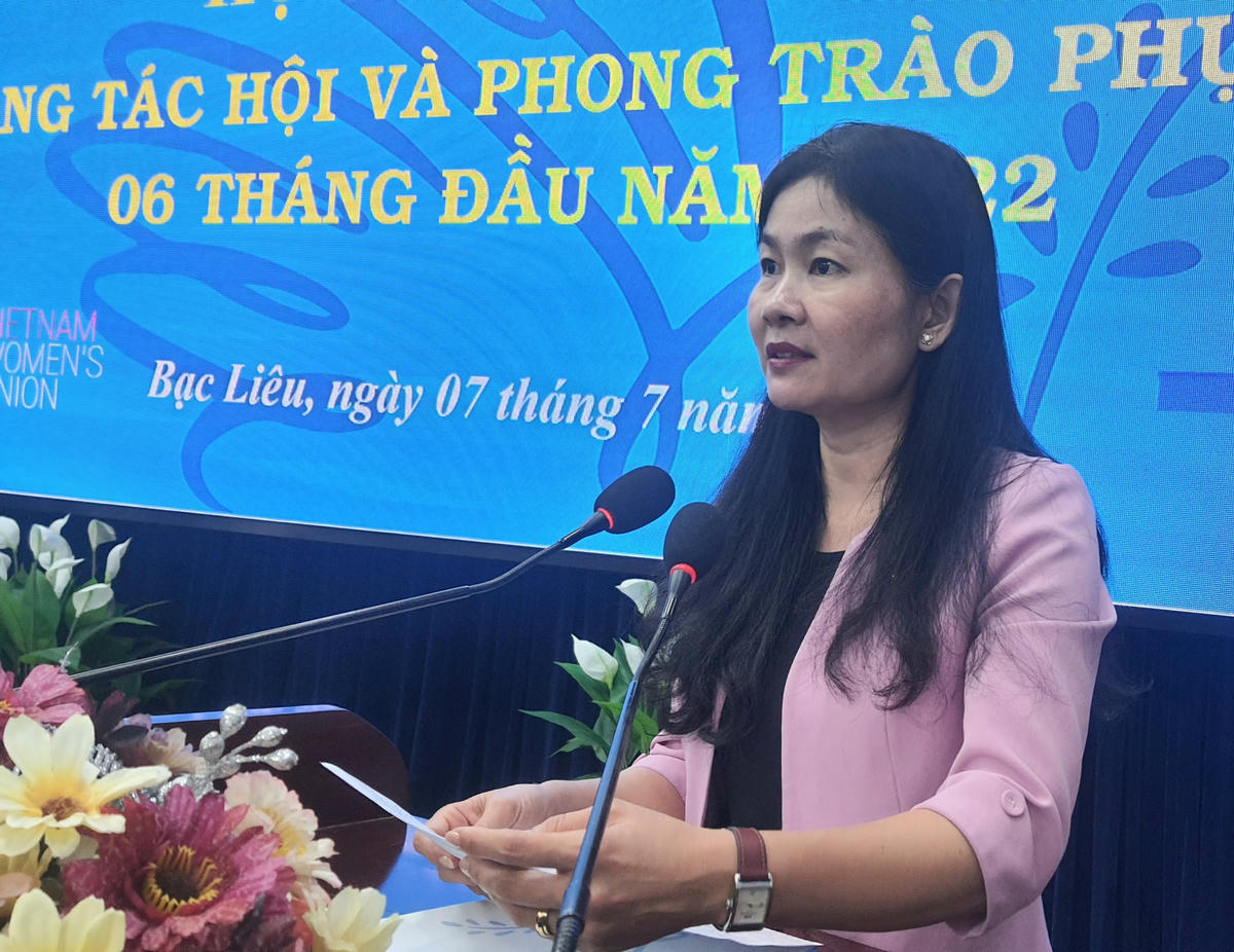 Phó Chủ tịch Trung ương Hội LHPN Việt Nam Tôn Ngọc Hạnh phát biểu tại hội nghị.