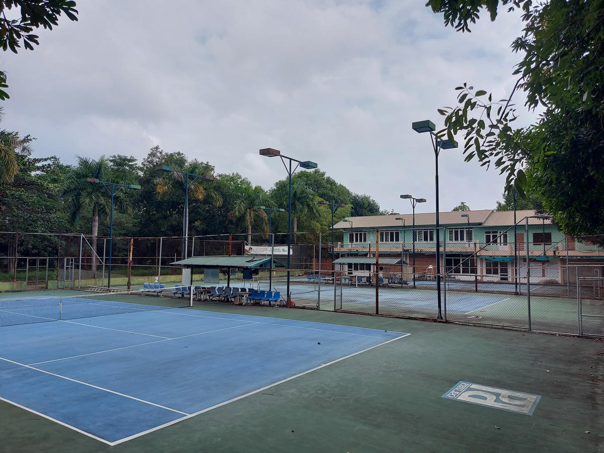 Đối với sân Tennis có diện tích khoảng 2.455 m2 do Công ty Dạ Lan Sport quản lý, hiện đang dừng hoạt động nhưng chưa phá dỡ theo quy định.