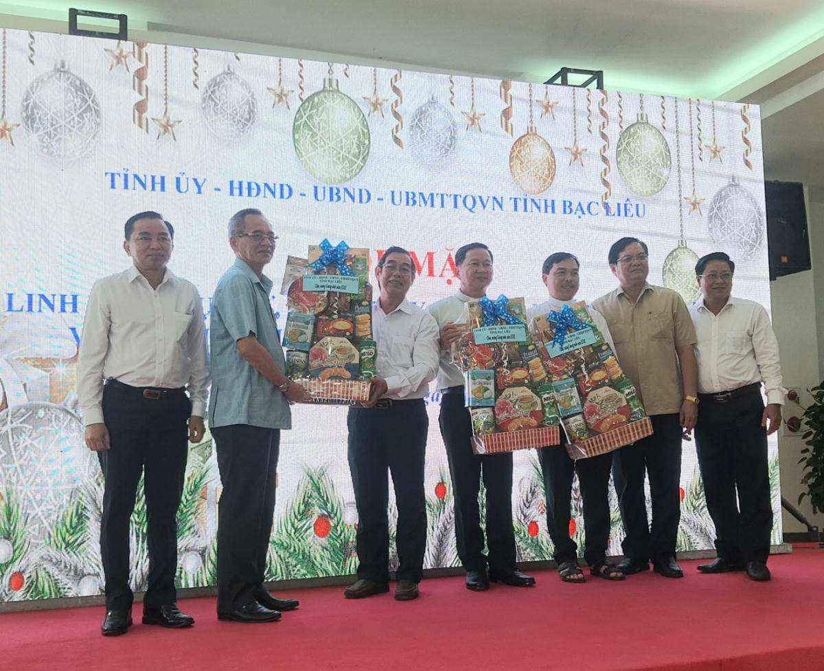 Lãnh đạo tỉnh Bạc Liêu tặng quà cho các vị linh mục, mục sư.