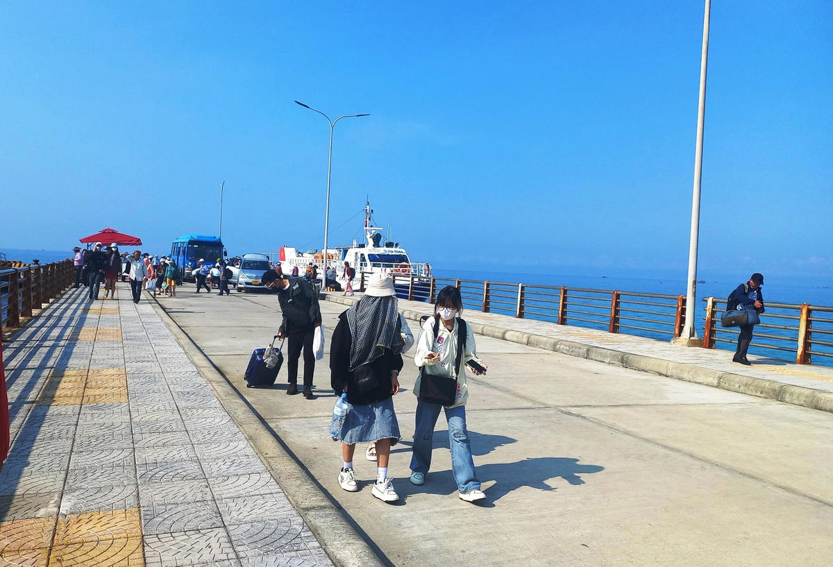 Du khách đặt chân tới đảo Lý Sơn.