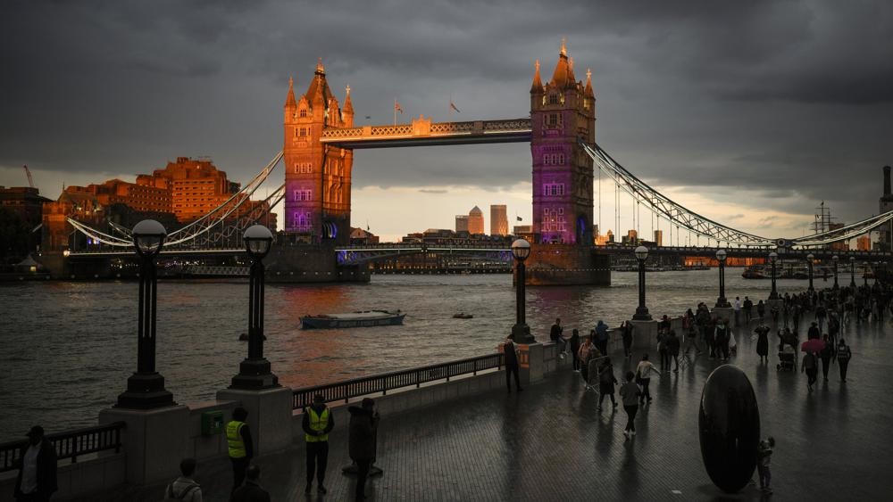 Mọi người xếp hàng chờ đợi để bày tỏ lòng thành kính với Nữ hoàng Elizabeth II tại London, ngày 18/9. Ảnh: AP.
