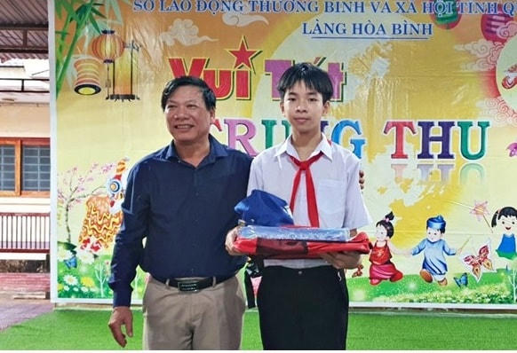 Tại nhiều địa phương khác, giải thưởng và các phần quà của cuộc thi vẽ tranh “Em vẽ ước mơ vươn cao” cũng đã được trao tặng đến các em đúng vào dịp Trung thu.