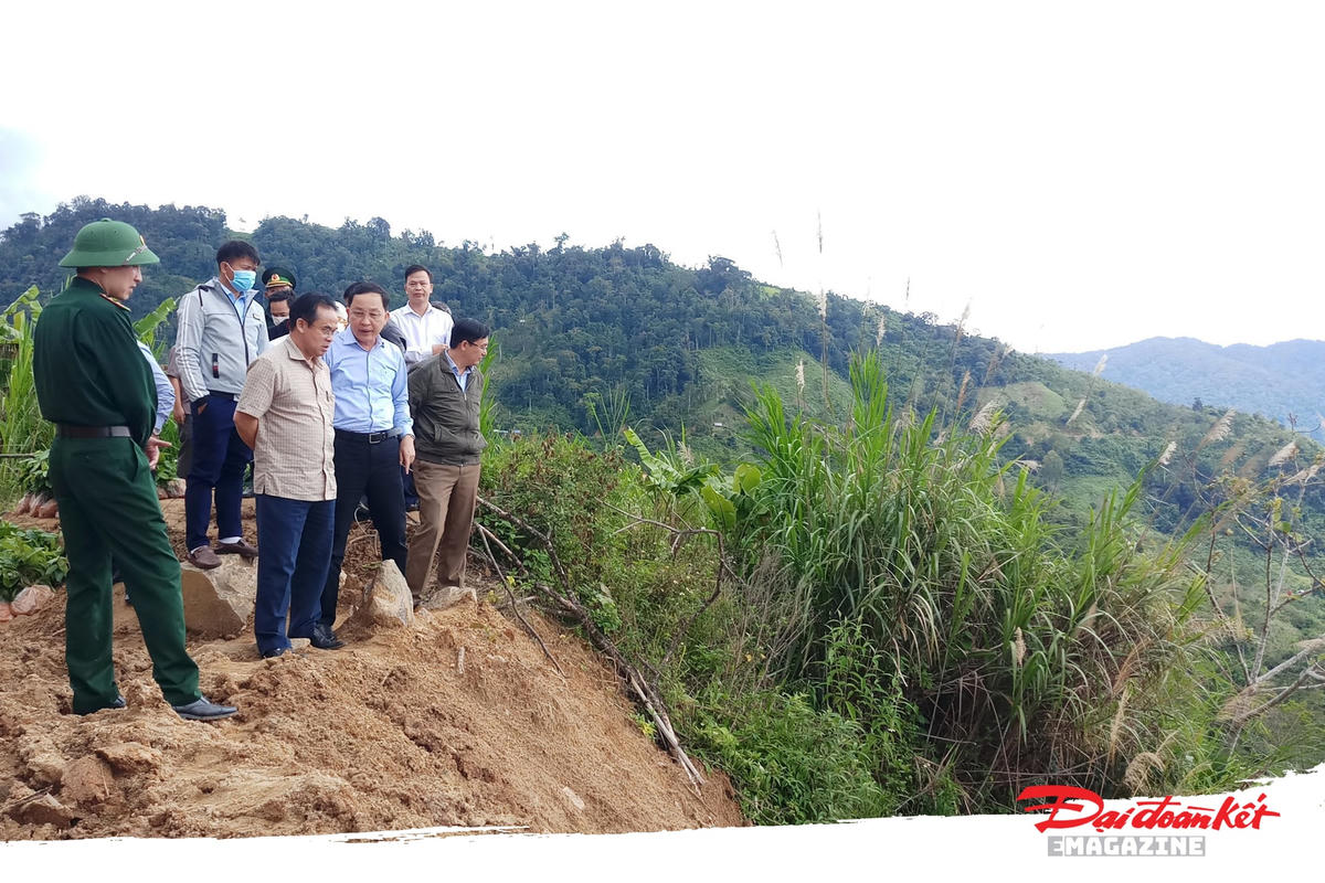 Ông Trần Anh Tuấn, Phó Chủ tịch UBND tỉnh Quảng Nam kiểm tra sạt lở huyện Tây Giang.