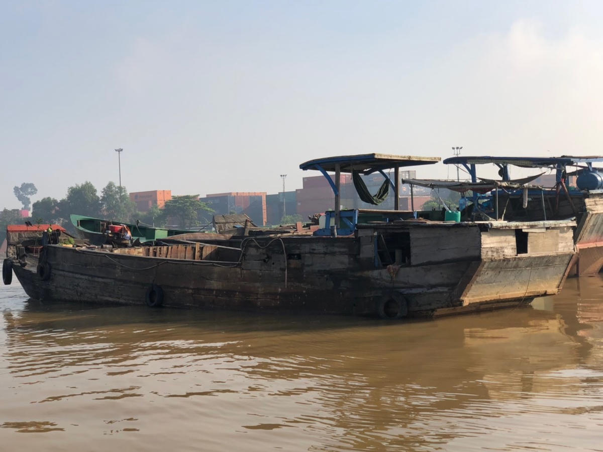 Phương tiện mà các đối tượng dùng để hút và vận chuyển cát trái phép trên sông.