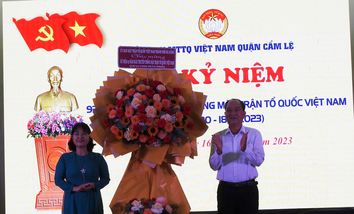 Bí thư Quận ủy Cẩm Lệ Nguyễn Văn Hùng và Phó Chủ tịch Ủy ban MTTQ Việt Nam TP Đà Nẵng Dương Đình Liễu tặng hoa chúc mừng  Mặt trận quận Cẩm Lệ tại Lễ kỷ niệm. Ảnh: Thanh Tùng.