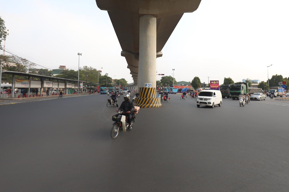 Hình ảnh mặt đường vừa được thảm lại.