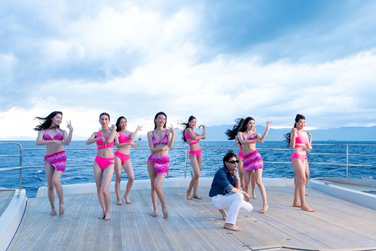 Bố cục của MV “Summer Love” là câu chuyện về một cuộc hội ngộ giữa những cô gái xinh đẹp.