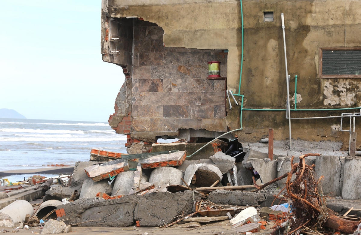 Ngôi nhà của em trai bà Hoa bị sóng biển đánh hư hỏng.