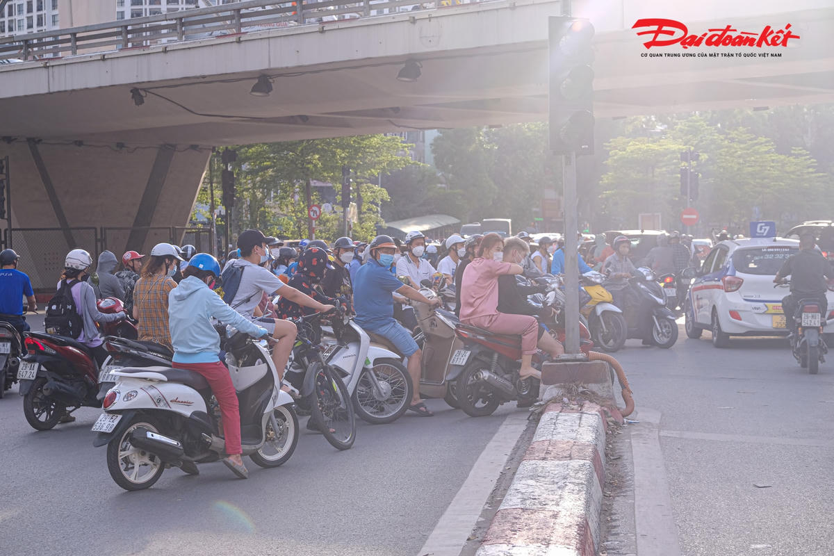 Các phương tiện đi ngược chiều chiếm hết phần đường của các phương tiện khác.