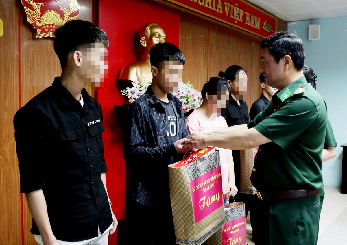 Đại tá Bùi Hồng Thanh, Chỉ huy trưởng Bộ đội Biên phòng tỉnh Hà Tĩnh tặng quà, thăm hỏi động viên các nạn nhân.