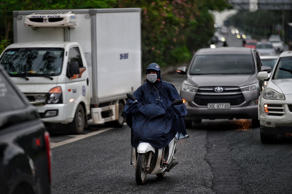 Đại úy Đặng Hoàng Anh, Cán bộ Đội CSGT số 6 (Công an TP Hà Nội) cho biết, hành vi đi xe máy trên đường cao tốc là rất nguy hiểm cho bản thân người điều khiển xe máy và mọi người tham gia giao thông trên cao tốc. "Dù các tài xế có biện minh lý do nào, thì tất cả hành vi xe máy đi vào làn đường cao tốc đều bị xử lý nghiêm", Đại úy Đặng Hoàng Anh nói