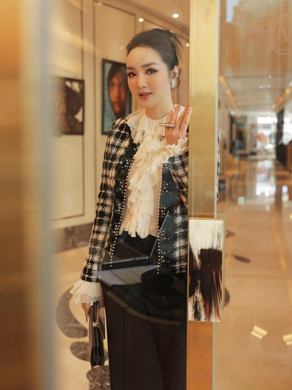 Ở tuổi ngoài 50, Giáng Mỹ vẫn giữ nguyên nét kiêu sa, đài cát vốn có. 