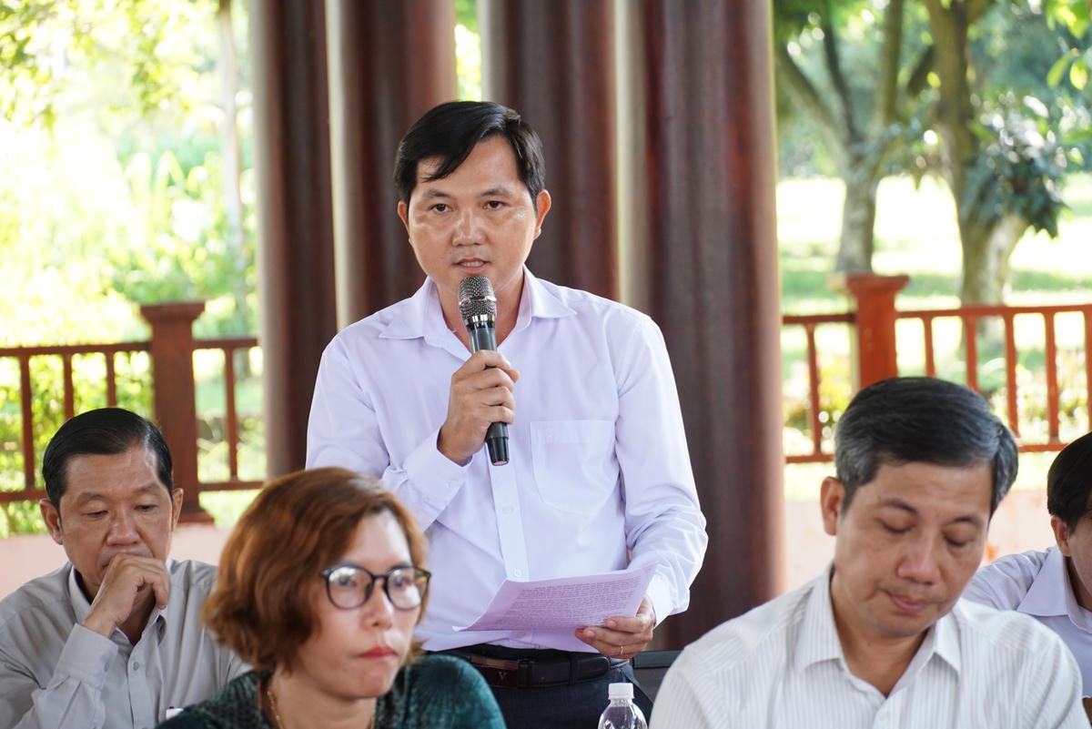 Đại diện Ủy ban MTTQ Việt Nam tỉnh Đồng Nai tham luận về tuyên truyền, vận động thực hiện Phong trào thi đua “Cả nước chung sức xây dựng Nông thôn mới”. (Ảnh: Mạnh Thìn).
