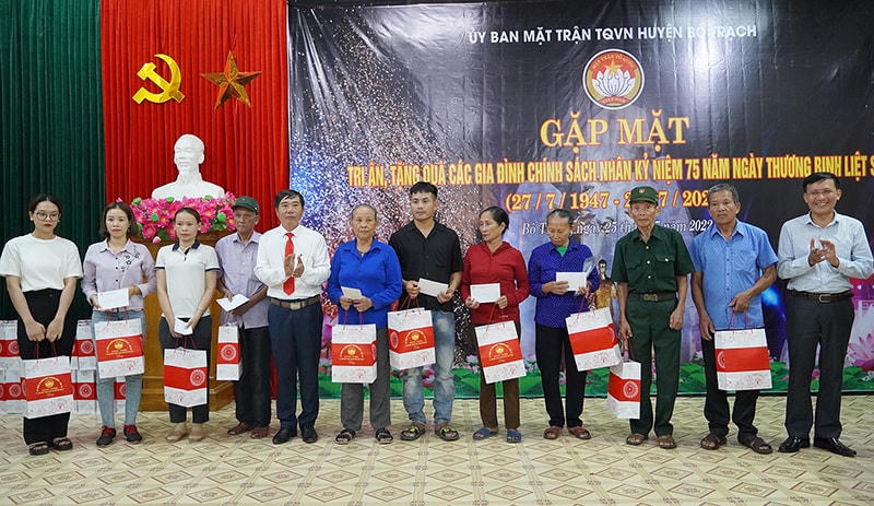 Mặt trận huyện Bố Trạch tổ chức gặp mặt tri ân và trao tặng quà cho các gia đình chính sách.