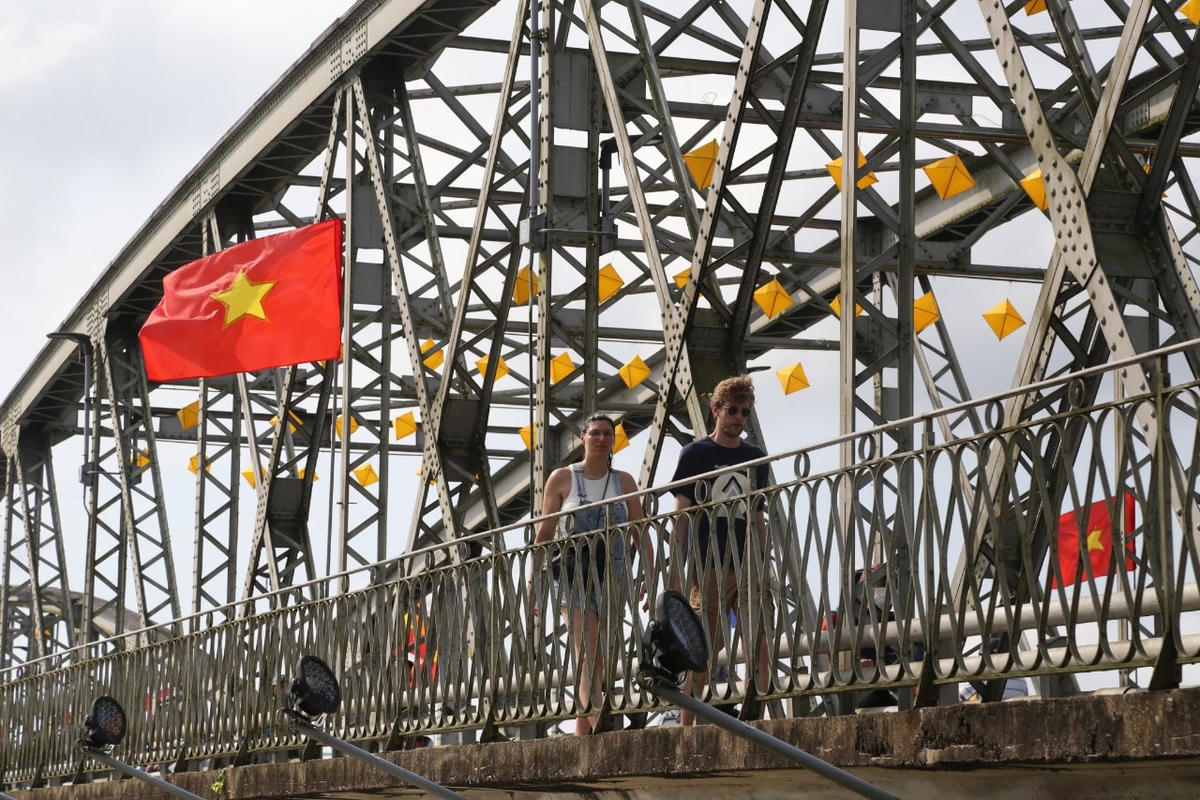 Du khách nước ngoài đến Huế. Ảnh: Văn Nghĩa.