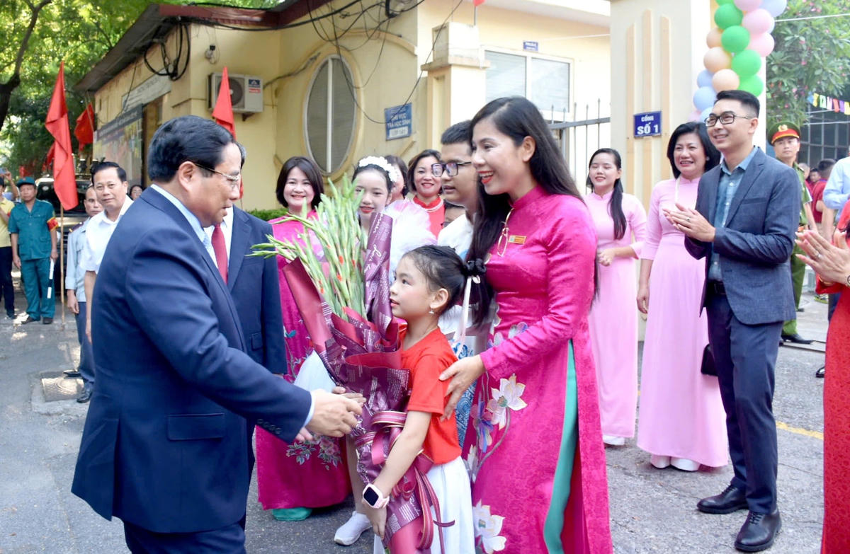 Thủ tướng Chính phủ Phạm Minh Chính dự lễ khai giảng năm học 2024-2025 tại Trường PTCS Nguyễn Đình Chiểu. Ảnh: N.H.