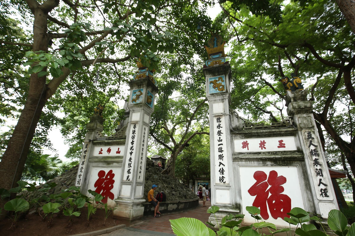 Tọa lạc trên Đảo Ngọc nằm giữa lòng Hồ Hoàn Kiếm, Đền Ngọc Sơn nổi tiếng với kiến trúc độc đáo cùng vẻ đẹp trầm mặc ấn tượng giữa lòng Thủ đô.