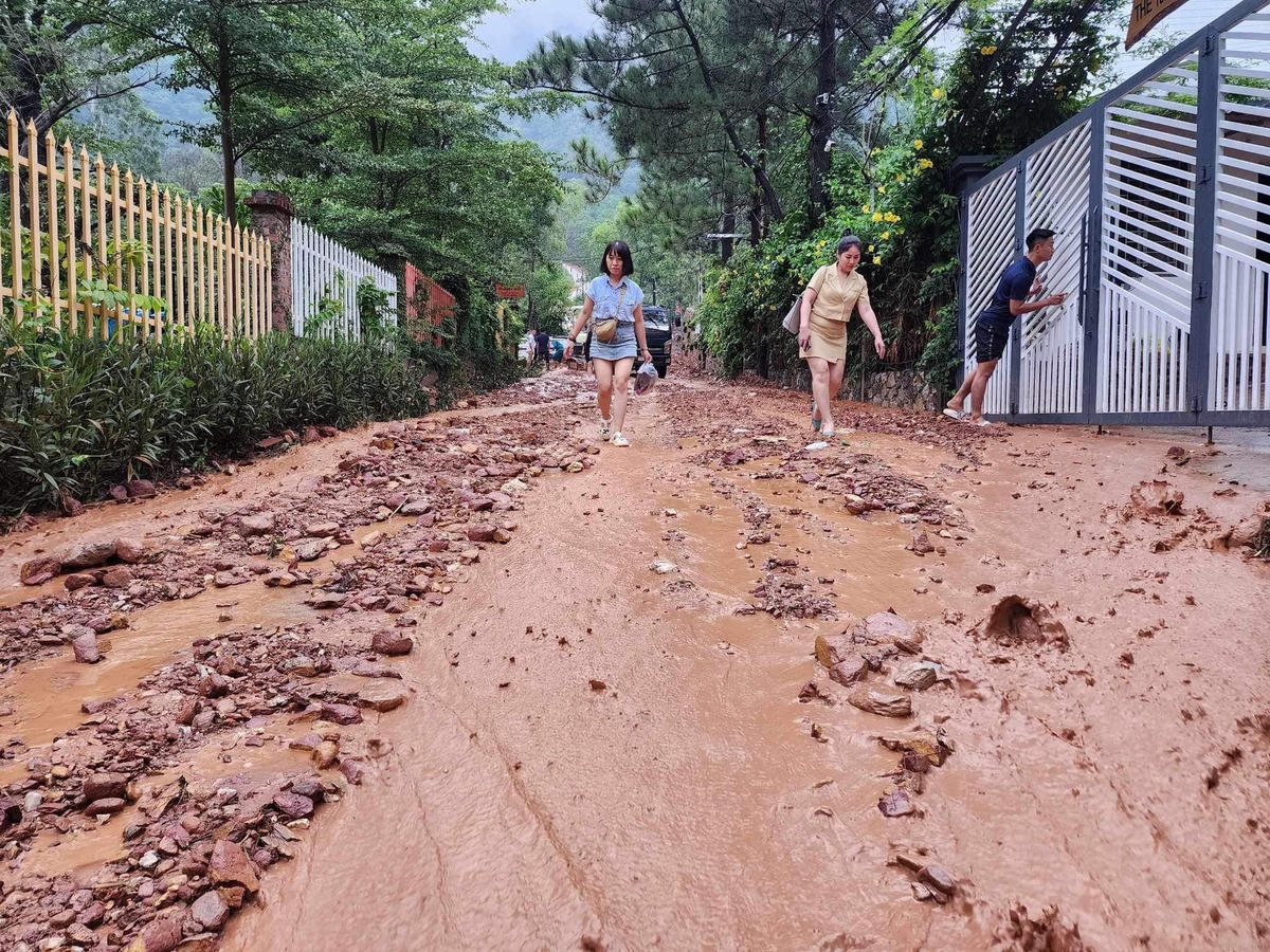 Chị Nguyễn Thị Hiền, người dân thôn Phú Ninh cho biết, vụ sạt lở đất vào khoảng 10h sáng nay. Thời điểm nước lũ và đất, đá đổ xuống tuyến đường thôn Ban Tiện có lượng mưa không lớn. Ảnh: Lê Khánh