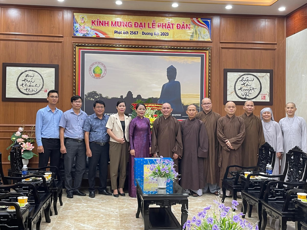 Bà Nguyễn Thị Phong Vũ, Chủ tịch Ủy ban MTTQ Việt Nam tỉnh Bình Định và đoàn công tác chụp  ảnh cùng đại diện Ban Giám hiệu Trường Trung cấp Phật học Bình Định. 