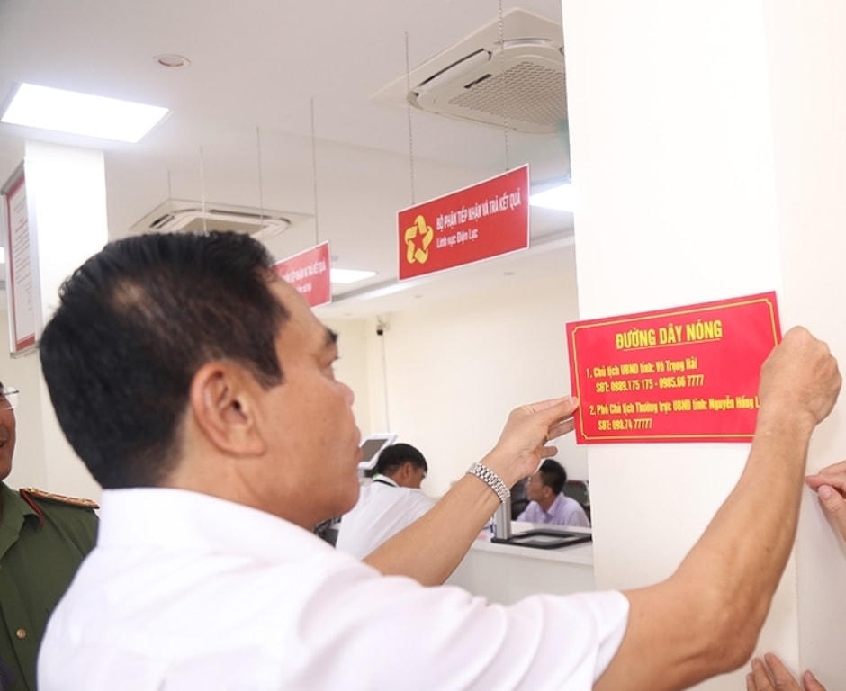 Chủ tịch UBND tỉnh Hà Tĩnh Võ Trọng Hải trực tiếp gắn số điện thoại đường dây nóng đến tận huyện, xã. Ảnh: BHT.