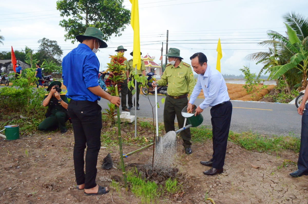 Lãnh đạo tỉnh Bạc Liêu và các đại biểu tham gia trồng cây xanh.