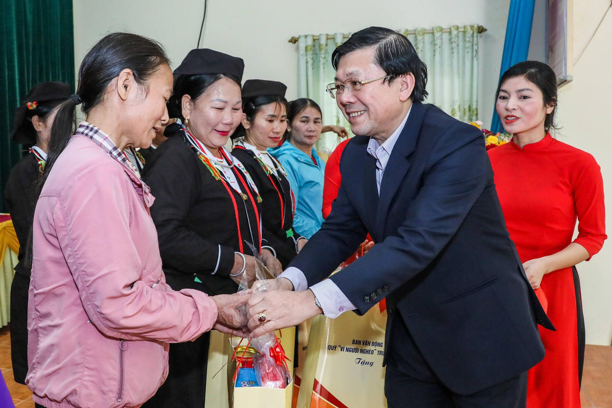 Phó Chủ tịch UBTƯ MTTQ Việt Nam Nguyễn Hữu Dũng tặng quà cho hộ nghèo trên địa bàn xã Yên Dương, huyện Tam Đảo, tỉnh Vĩnh Phúc. Ảnh: Quang Vinh.