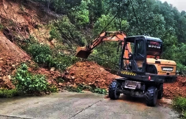 Huy động máy móc đến khắc phục hàng trăm m3 đất, đá đã đổ xuống tỉnh lộ 551.