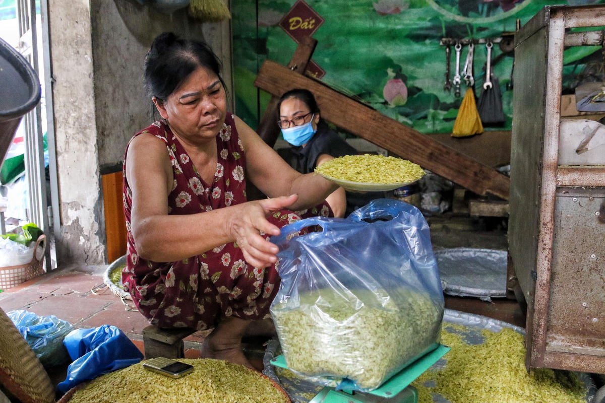 Mẻ cốm hoàn thành, tỏa ngát hương, ngay lập tức được đưa ra thị trường.