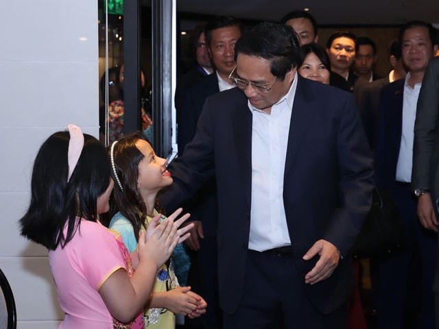 Thủ tướng Phạm Minh Chính và đoàn đại biểu cấp cao Việt Nam gặp gỡ đại diện cộng đồng người Việt Nam tại Brazil và một số nước Nam Mỹ. Ảnh: VGP.