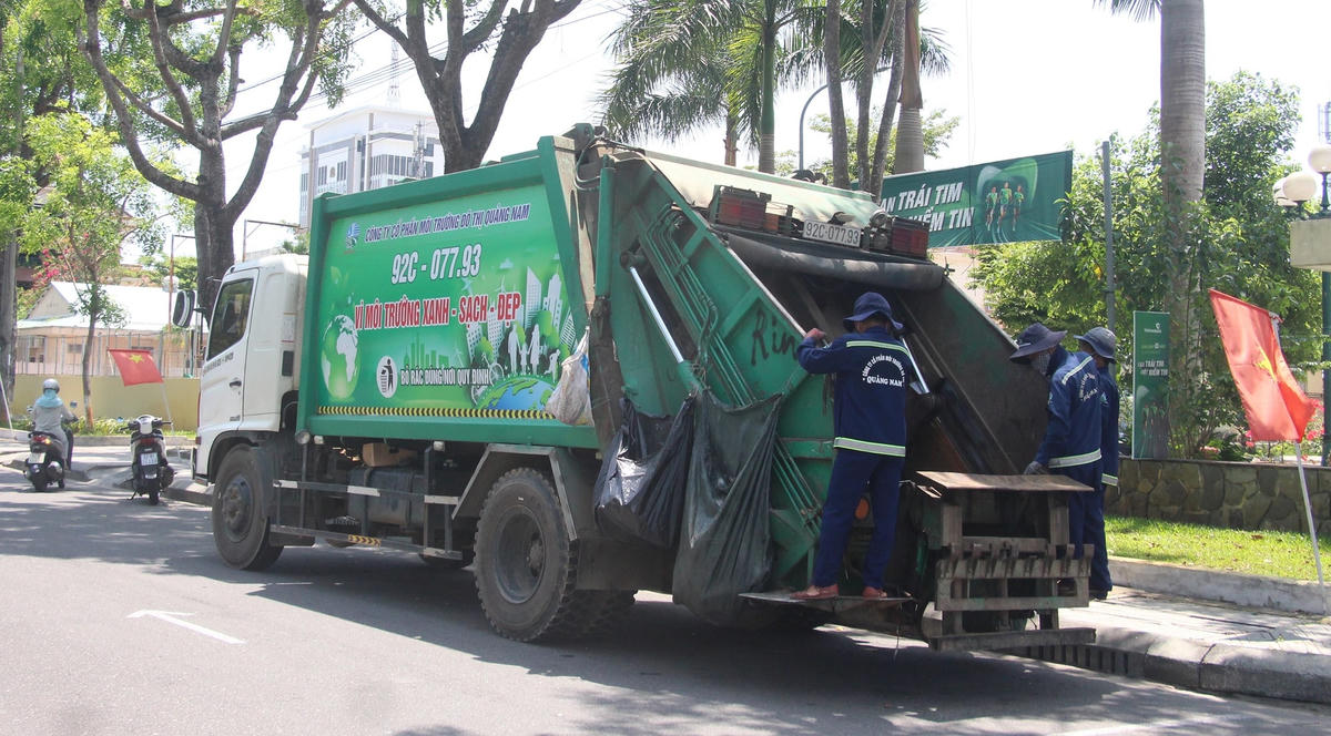 Xe tải đang đi thu gom rác thải.