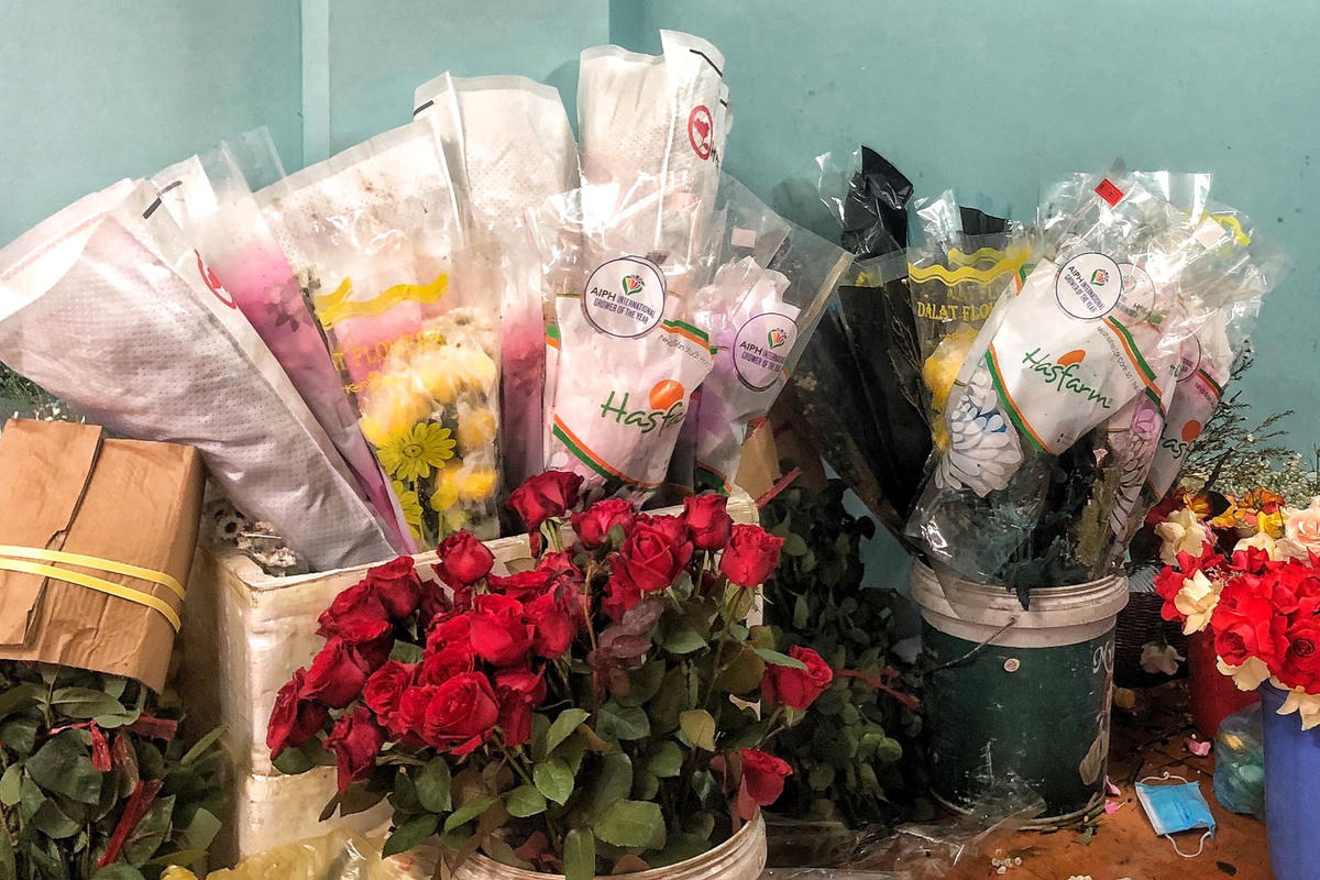 Theo tìm hiểu của PV Báo Đại Đoàn Kết, sự chênh lệch về giá thành giữa túi nilon và giấy gói hoa từ 30-50 nghìn đồng/kg. Có thể thấy rằng, việc sử dụng túi nilon sẽ giảm được giá thành cho những bó hoa nhưng những rác thải nhựa này sẽ ảnh hưởng rất lớn tới môi trường.