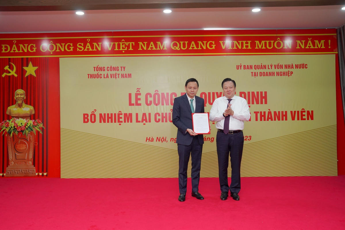 Chủ tịch Ủy ban QLVNN tại doanh nghiệp Nguyễn Hoàng Anh trao Quyết định bổ nhiệm lạichức vụ Chủ tịch HĐTV Vinataba nhiệm kỳ 2023-2028 cho ông Hồ Lê Nghĩa.