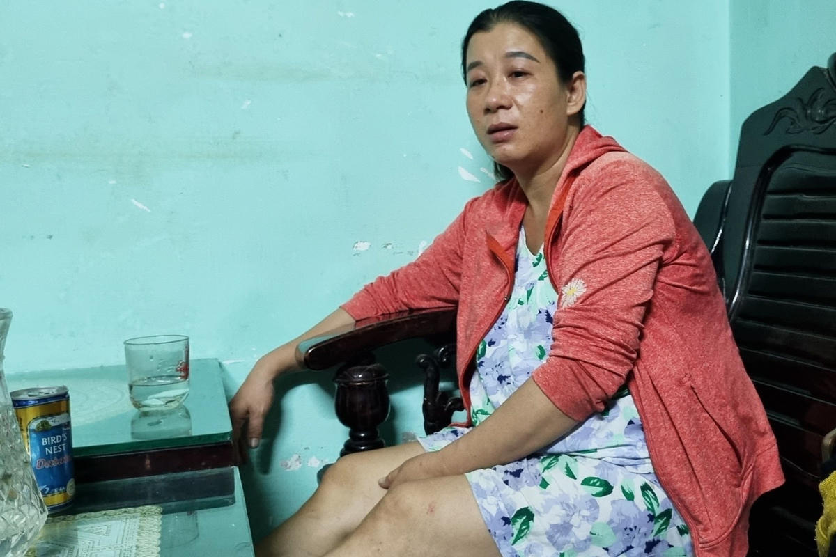 Chị Phạm Thị Liên cũng đang lo lắng khi chồng gặp nạn trên biển.