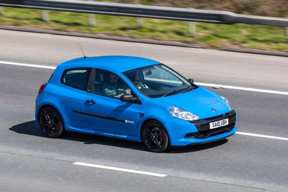 Những chuyên gia ô tô cho biết bạn có thể mua chiếc Renaultsport Clio 200 năm 2010 với giá 155 triệu đồng. Ảnh: Alamy.