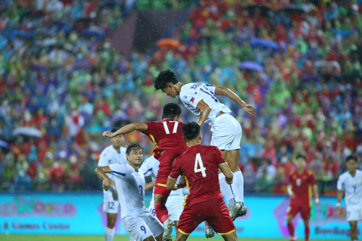 U23 Philippines chủ yếu sử dụng các pha bóng bổng khi gặp U23 Việt Nam.