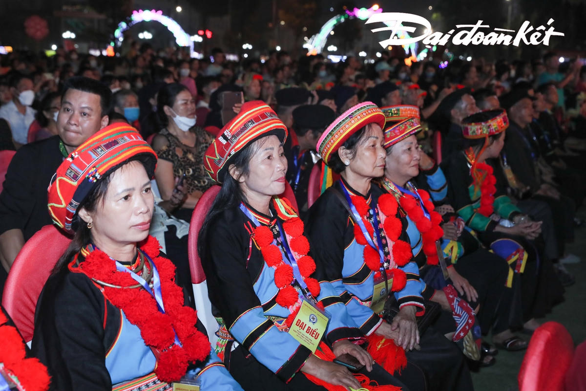 Khuyến khích, hỗ trợ đồng bào giữ gìn và phát huy bản sắc văn hóa của từng dân tộc