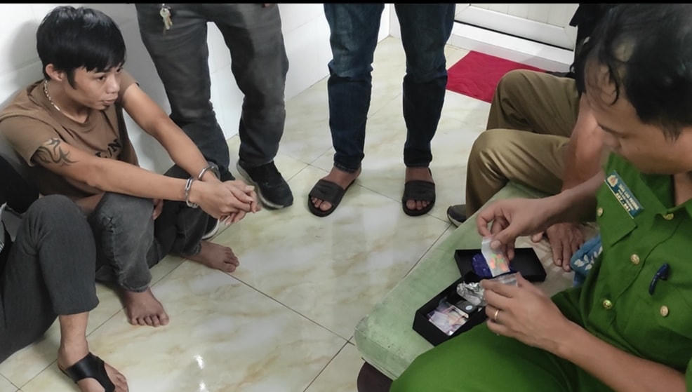 Đối tượng Trương Anh Tuấn bị lực lượng chức năng tạm giữ hình sự về hành vi mua bán trái phép chất ma túy.