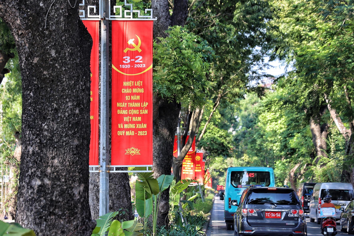 Đường phố Hà Nội trang hoàng rực rỡ mừng Đảng, mừng Xuân Quý Mão 2023