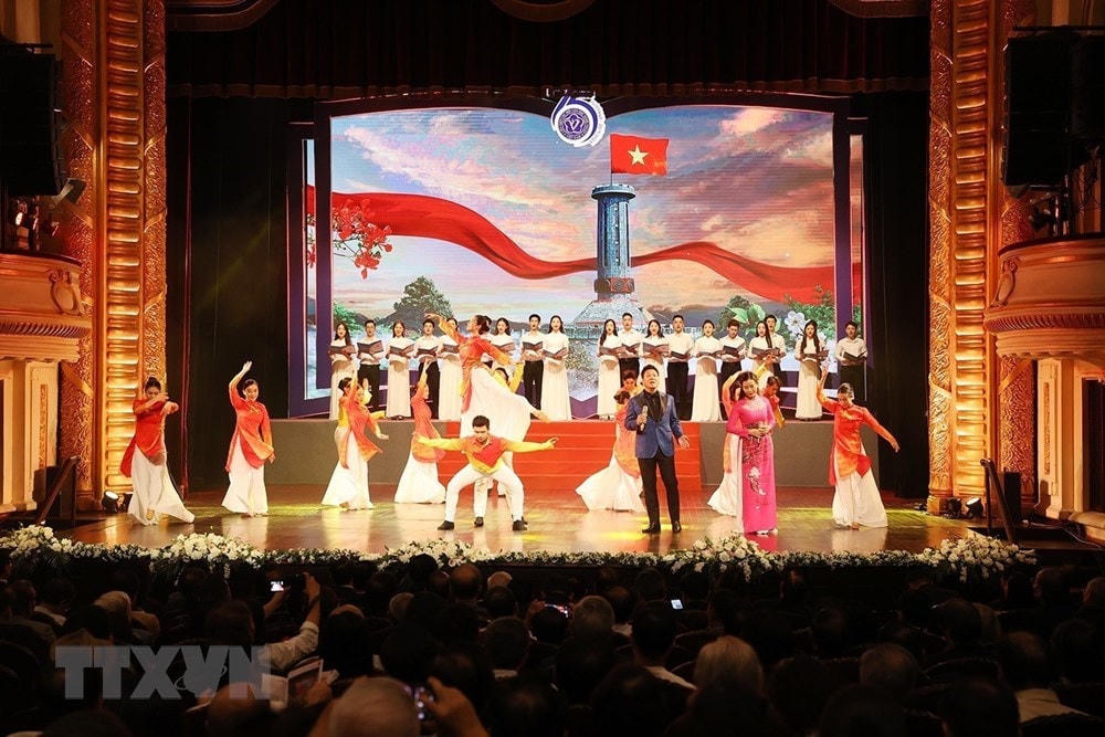 Hình ảnh Chương trình nghệ thuật chào mừng lễ kỷ niệm. (Ảnh: Trí Dũng/TTXVN).