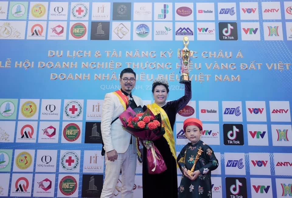 Hình ảnh bà Tống Thu Ngân được vinh danh trong sự kiện có sử dụng logo của nhiều đơn vị truyền thông lớn.