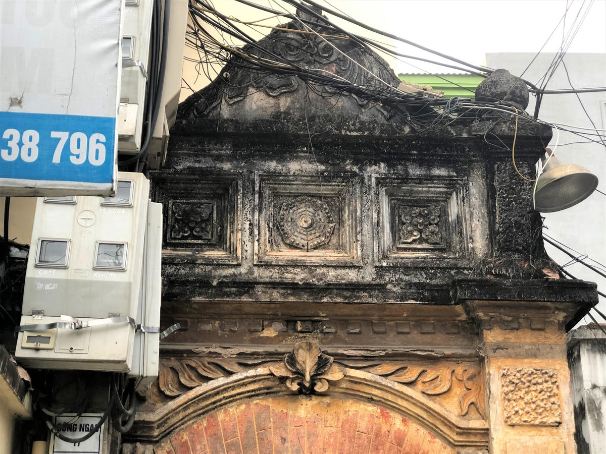 Dù đã cũ kĩ nhưng lối kiến trúc nhà cổ làng Vẽ vẫn được đánh giá cao.