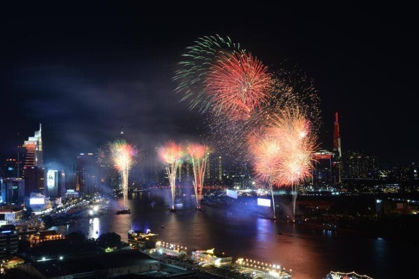 Mãn nhãn màn pháo hoa mừng 50 năm thống nhất đất nước tại Thành phố Hồ Chí Minh. (Ảnh: Mạnh Linh/TTXVN)