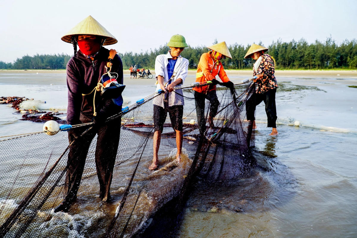 Kéo lưới rùng là nghề truyền thống do cha ông truyền lại ở Thịnh Lộc, dùng để khai thác các loại cá, tôm, cua, mực, ghẹ vào kiếm ăn ở vùng nước nông.